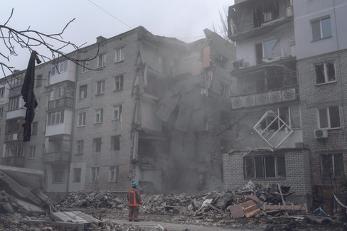 烏東地區屢遭炮火攻擊,一幢樓房被劈至一分為二。