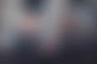 烏克蘭頓巴斯地區遭受空襲,救援人員安撫在旁等候消息的家屬。