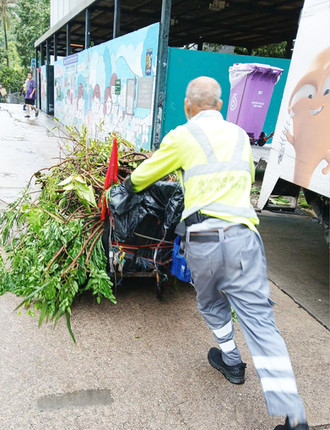 如何應付空間不足和突如其來的風雨?清潔工友都各施各法。