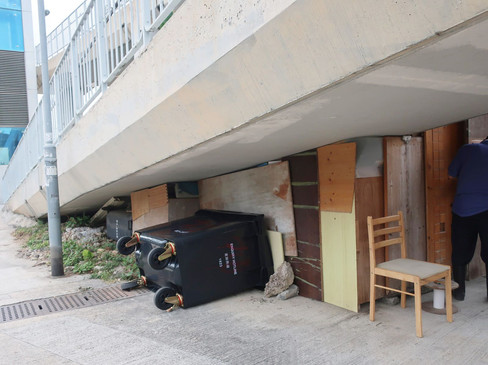 鄉郊的垃圾站由於空間不足,許多時垃圾桶會被推出站外。