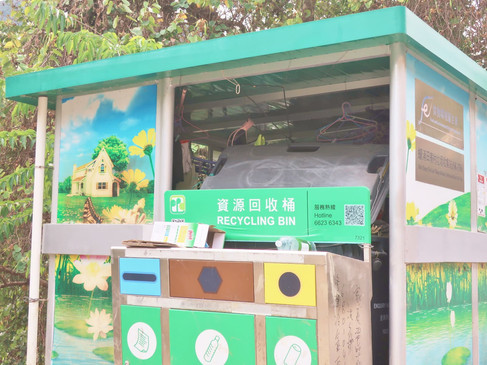 鄉郊的垃圾站由於空間不足,許多時垃圾桶會被推出站外。