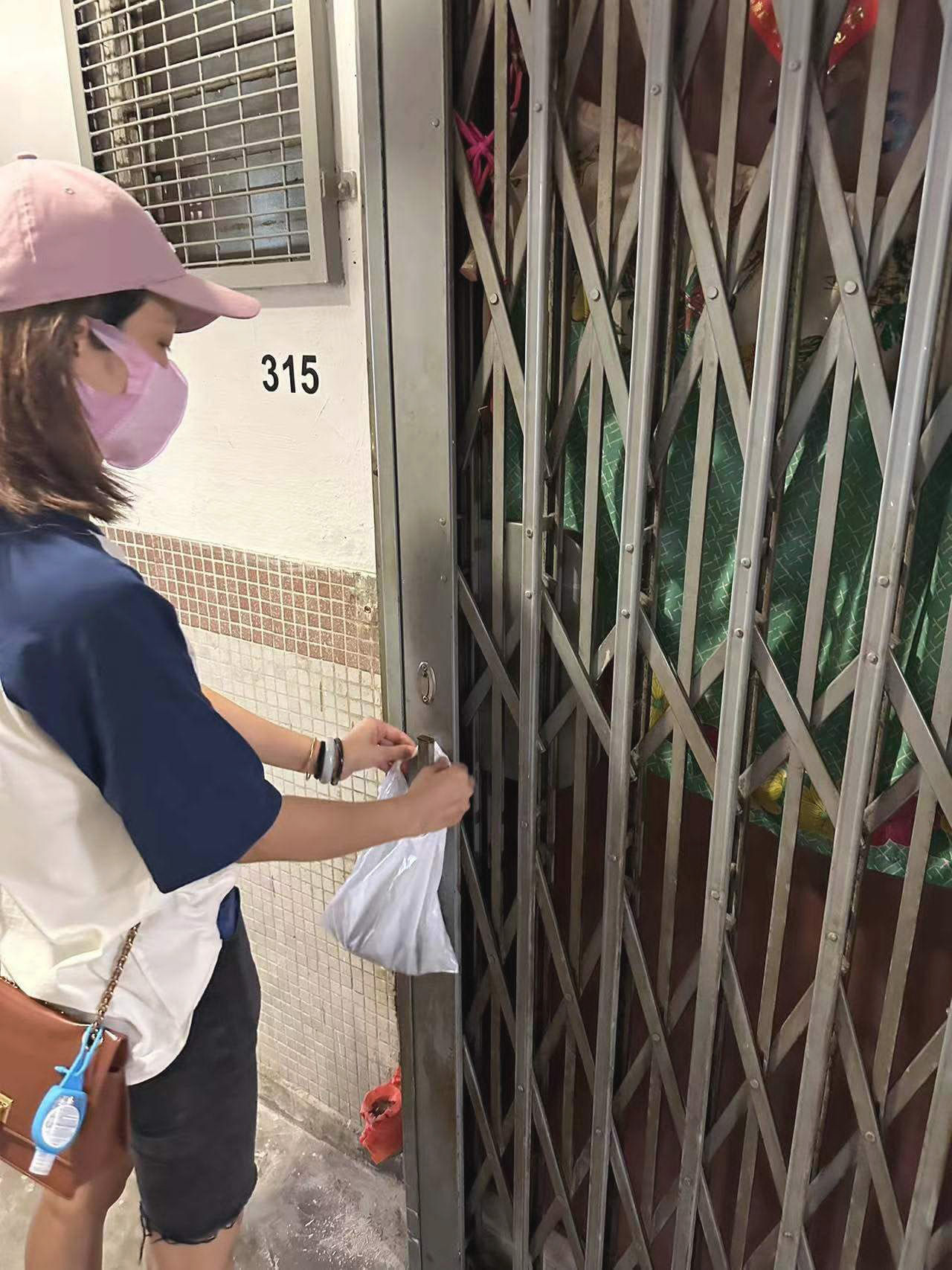 婦女義工為長者購買物資。
