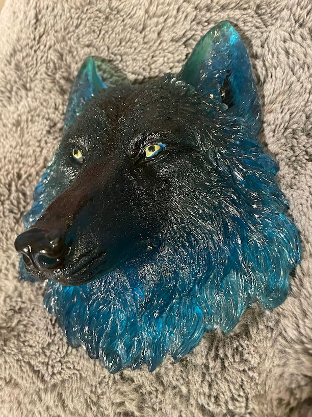 Thumbnail: resin wolf