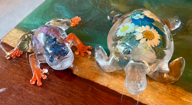 Thumbnail: Frog decoration with purple/blue flowers