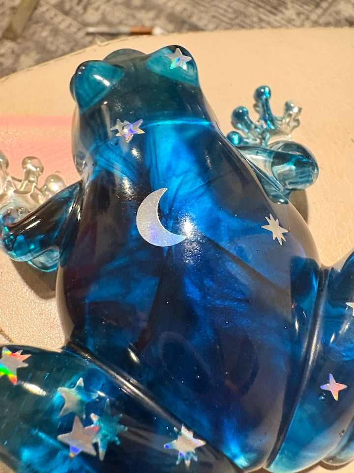 Thumbnail: blue frog decoration
