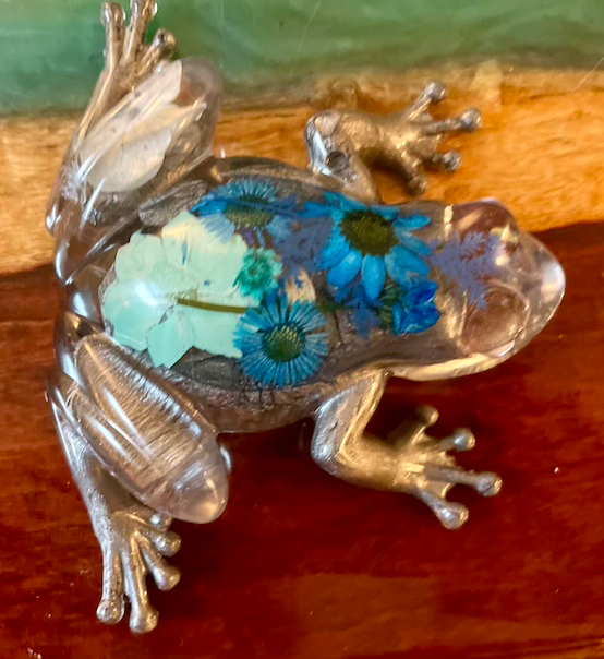 Thumbnail: Frog decoration with real flowers - blue and silver