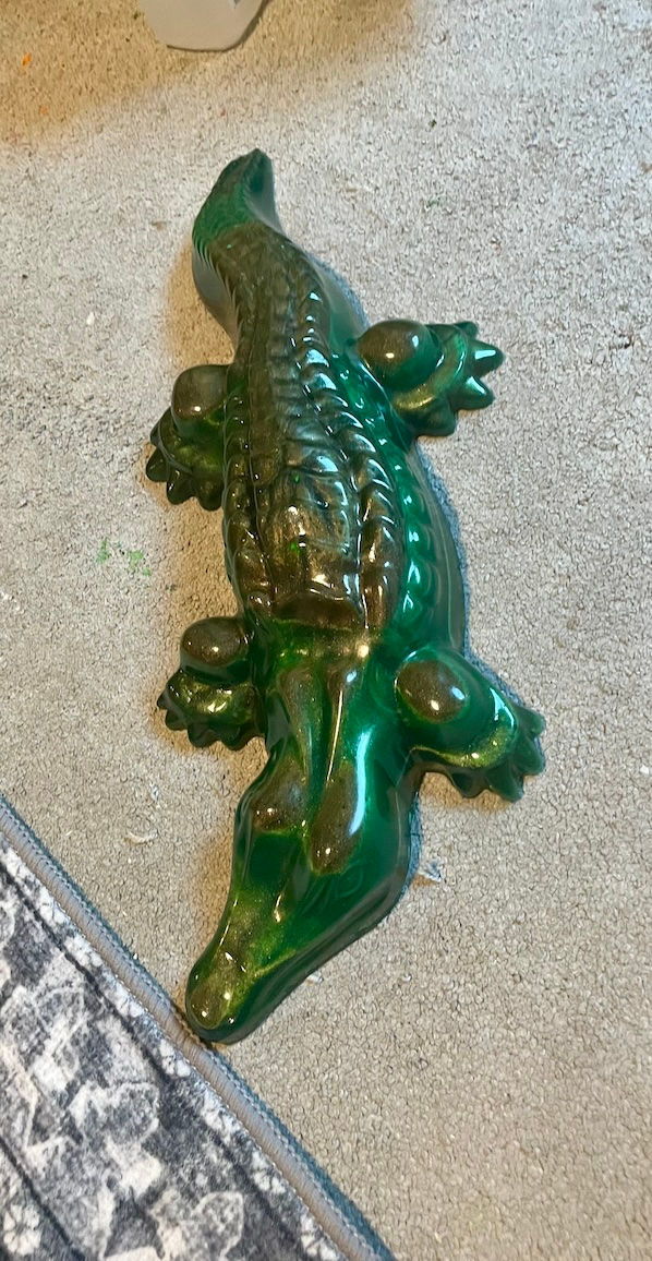 Thumbnail: resin alligator