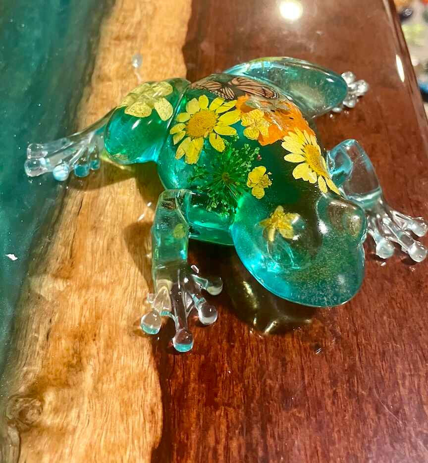 Thumbnail: frog figurine