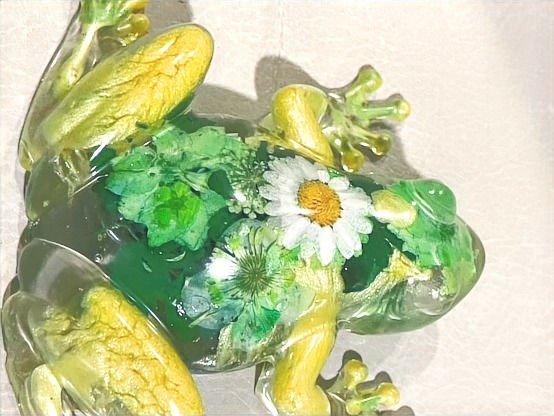 Thumbnail: Green and yellow frog decoration with real flowers