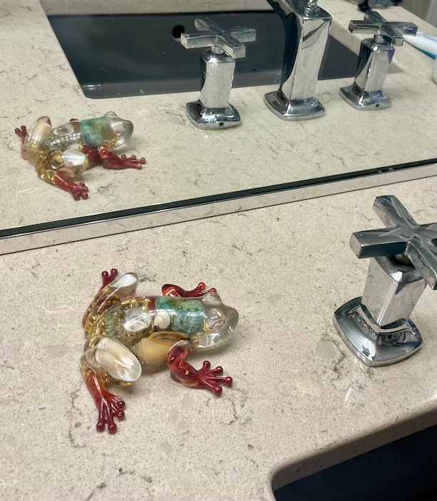 Thumbnail: resin frog