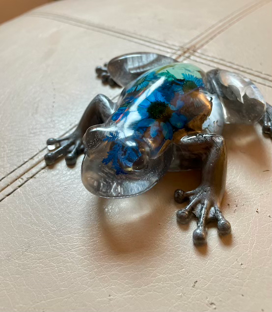 Thumbnail: Frog decoration with real flowers - blue and silver