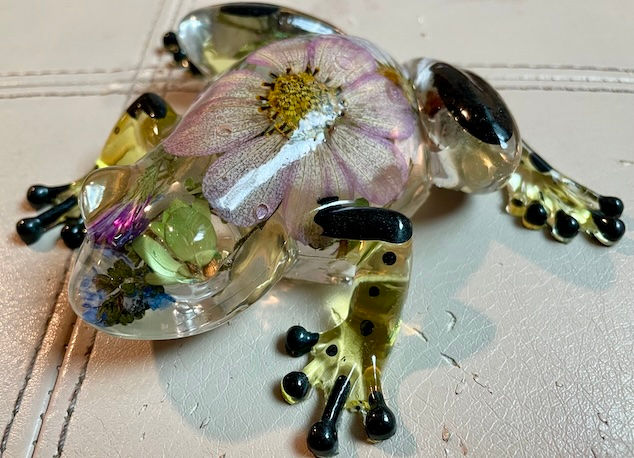 Thumbnail: frog figurines