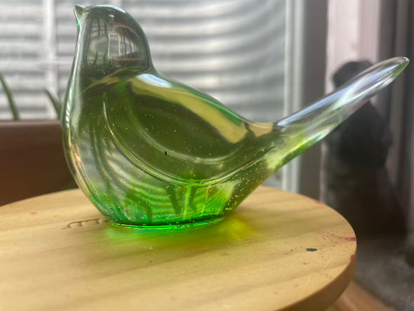 Thumbnail: glass green bird