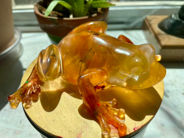 Thumbnail: clear yellow glass frog