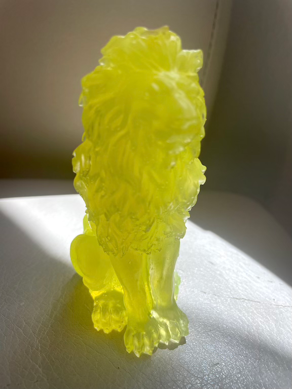 Thumbnail: glass lion yellow