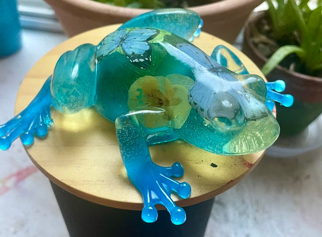 Thumbnail: frog figurine