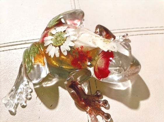 Thumbnail: Clear resin frog decoration with red and white flowers
