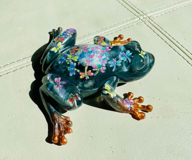 Green frog with dragonflies Cribbage King