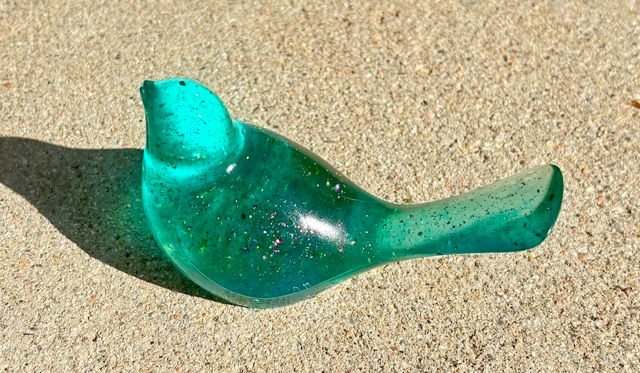 Thumbnail: glass dove