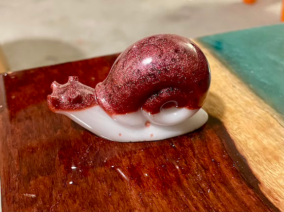 Thumbnail: Red and white snail decoration
