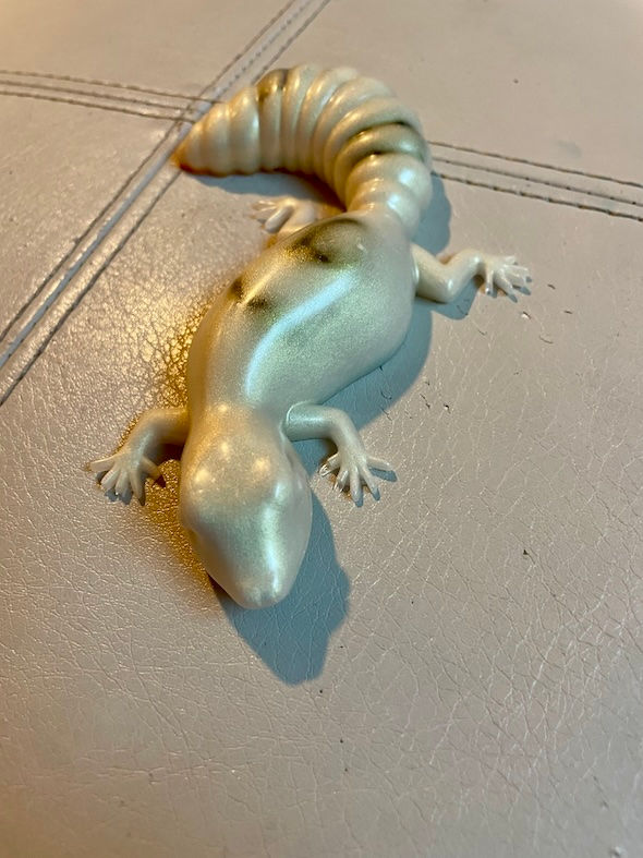 Thumbnail: cream color resin lizard