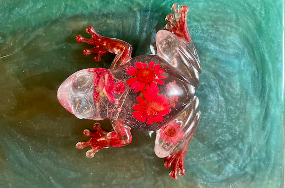 custom made resin frogs