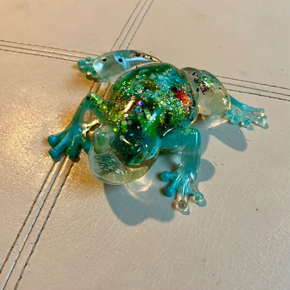 sparkle resin frogs
