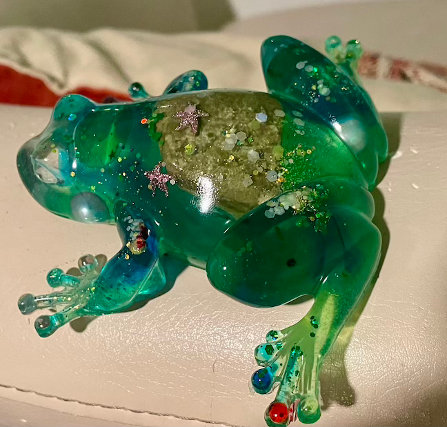 Thumbnail: green frog figurines