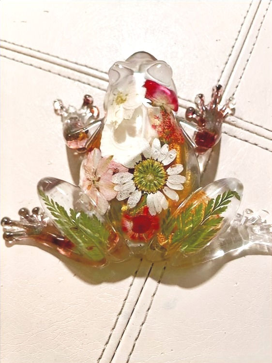 Thumbnail: Clear resin frog decoration with red and white flowers