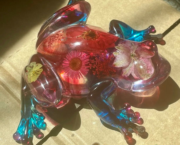 Thumbnail: frog figurines red