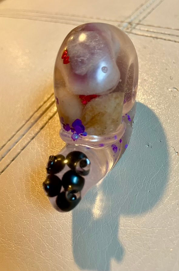 Thumbnail: Snail decoration with purple coloring and white rock