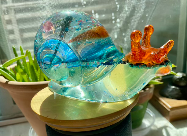 Thumbnail: blue clear glass snail