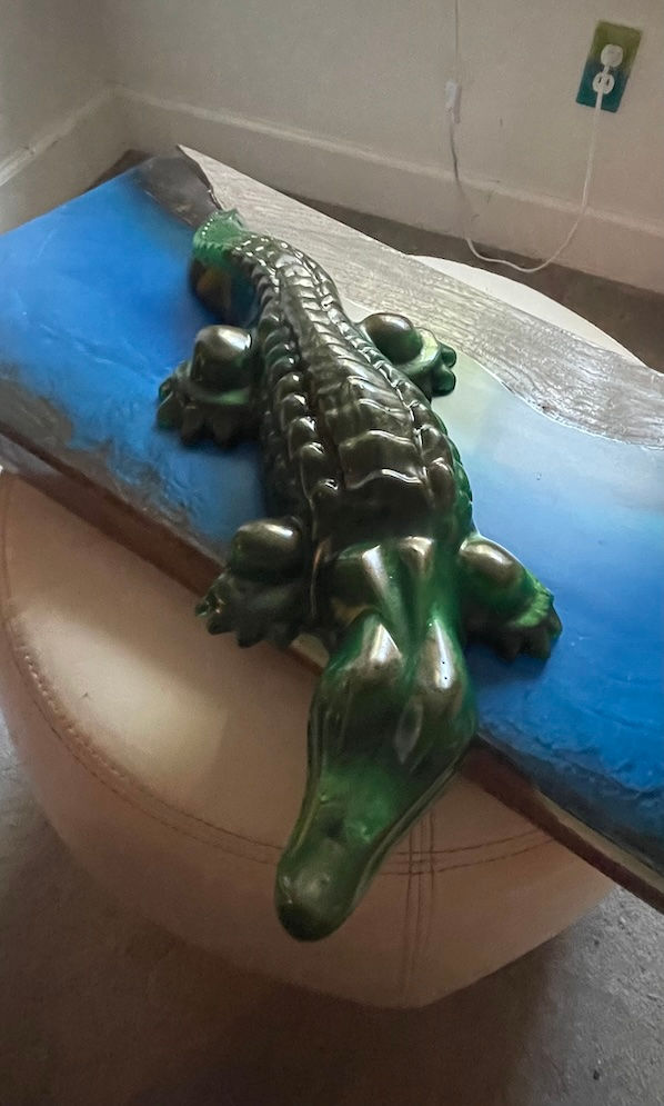 Thumbnail: green glass resin alligator