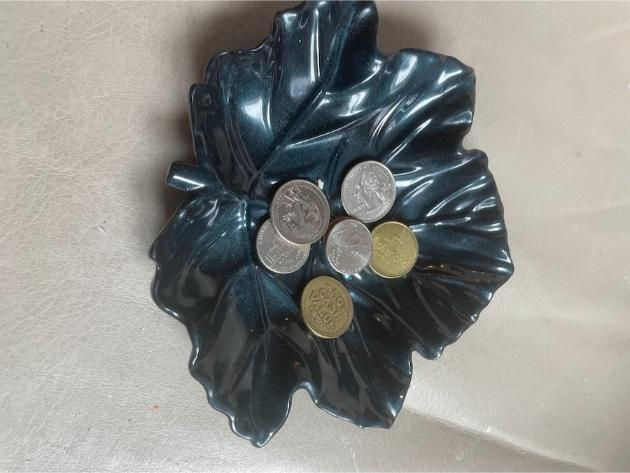 Thumbnail: Metalic black and green leaf tray change holder