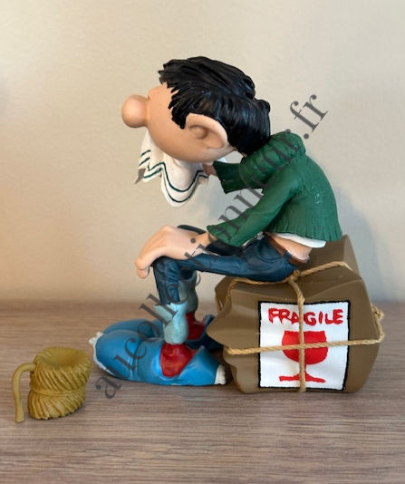 Miniature : FIGURINE GASTON LAGAFFE CAISSE FRAGILE 12CM REF 316 | Au Collectionneur