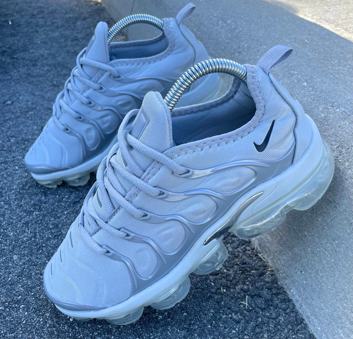 NIKE AIR VAPORMAX PLUS GREY