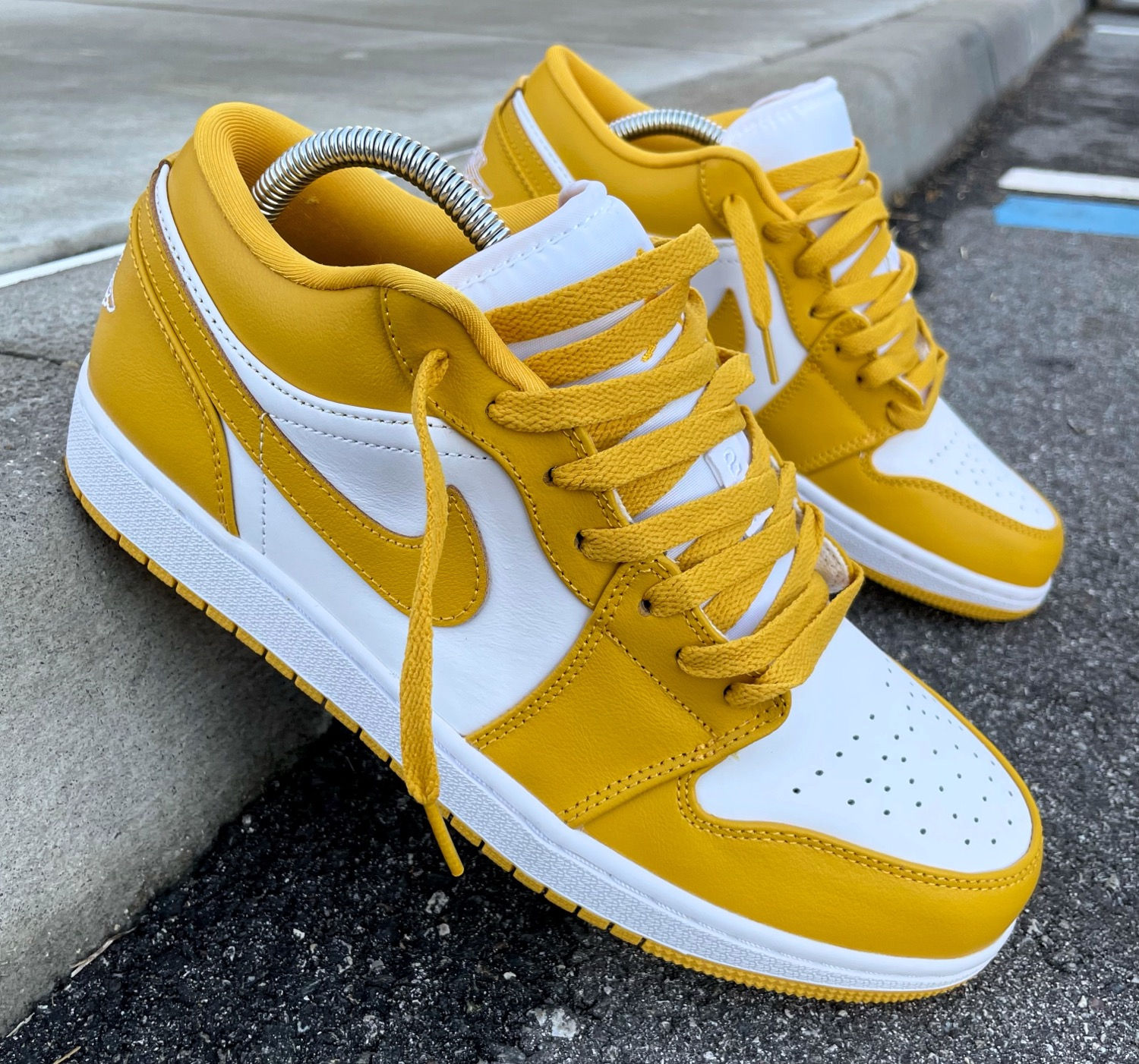 AIR JORDAN 1 MUSTARD YELLOW 