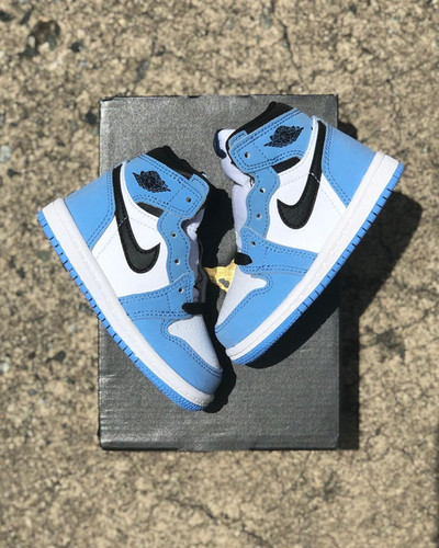 university blue jordan 1 junior