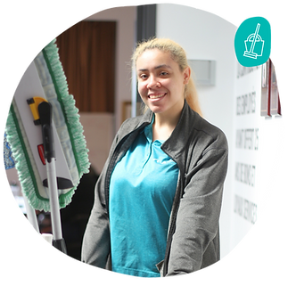 Photo professionnelle d'une femme souriante qui travaille avec un chariot d'entretien ménager.