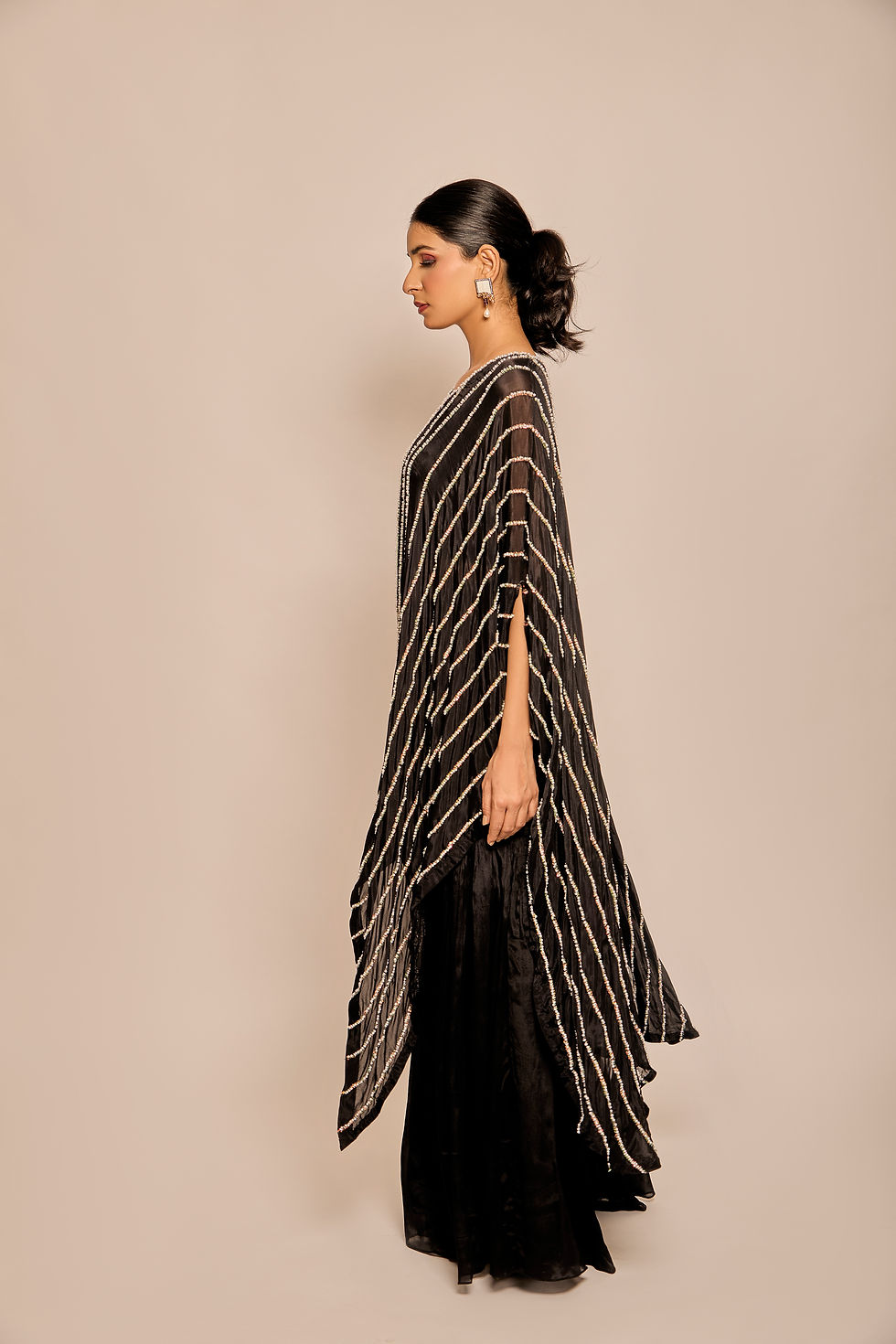 Küçük resim: Pearl & Bead work Asymmetrical Kaftan with Inner & Garara
