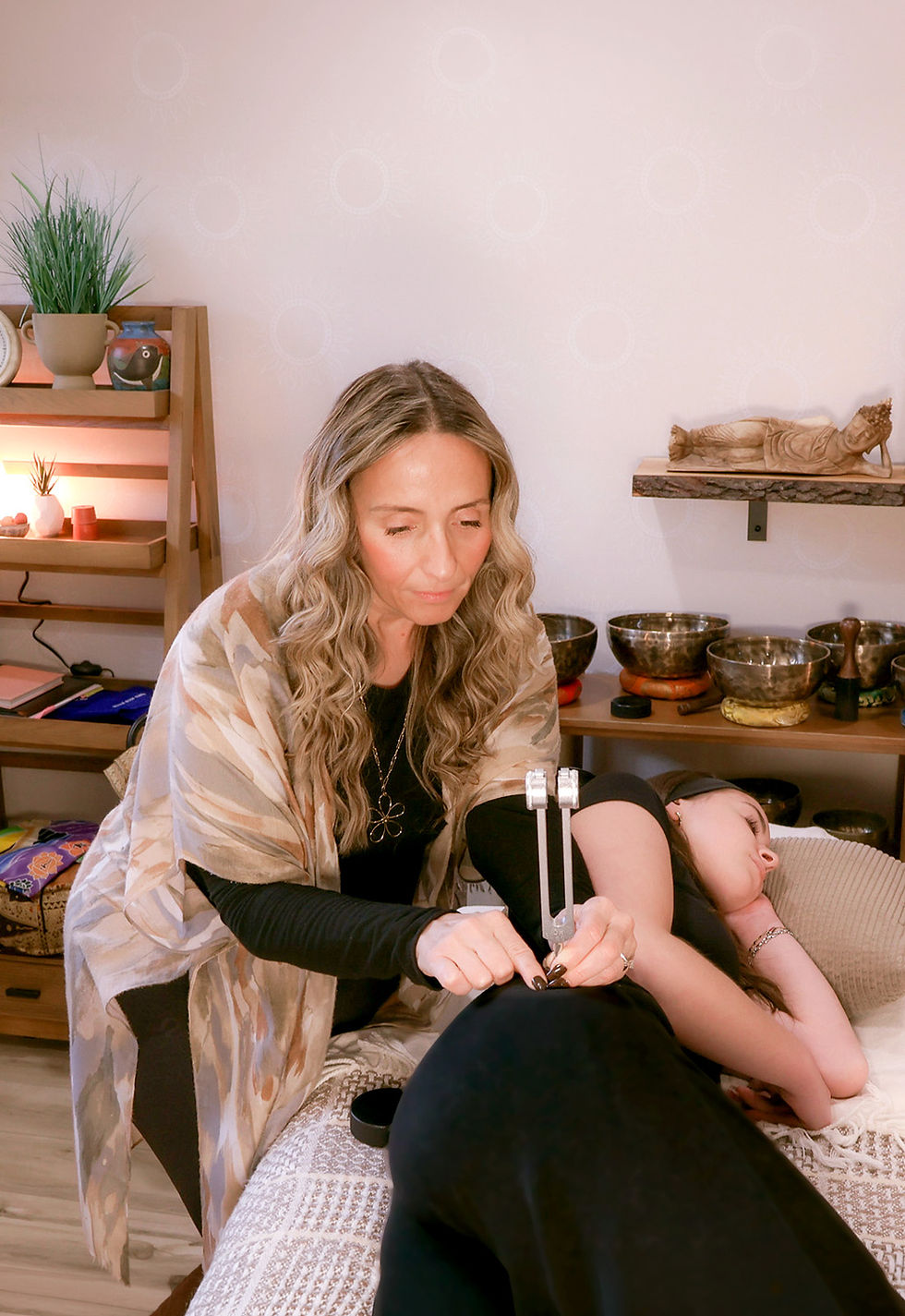 Praticienne certifiée en thérapie sonore utilisant un diapason thérapeutique pour soulager la douleur et rééquilibrer le corps par les fréquences vibratoires.