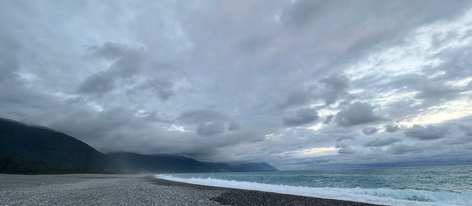 Taiwan Day 2: TRA Express Trains, Hualien, Lakeshore Hotel Taroko & Dongdamen Night Market