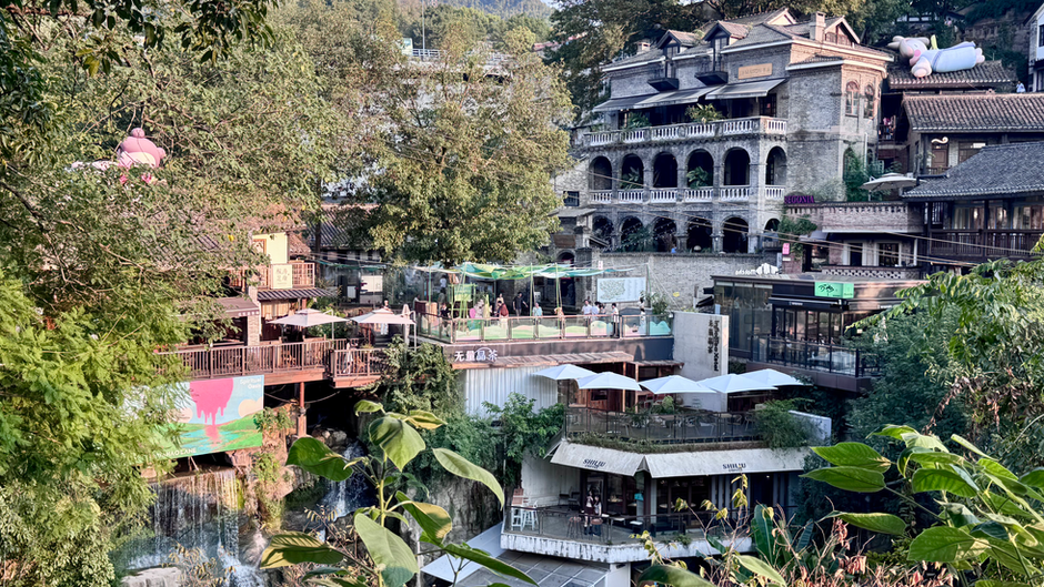 Chongqing Day 5: Qingyuyan Palace Banquet, Longmenhao and Xiaohaoli Historic Streets & Nightlife at Jiu Jie