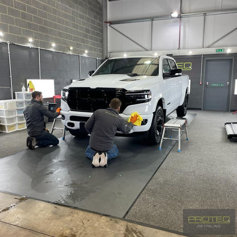 Car Detailing Lincoln-Applying coating 