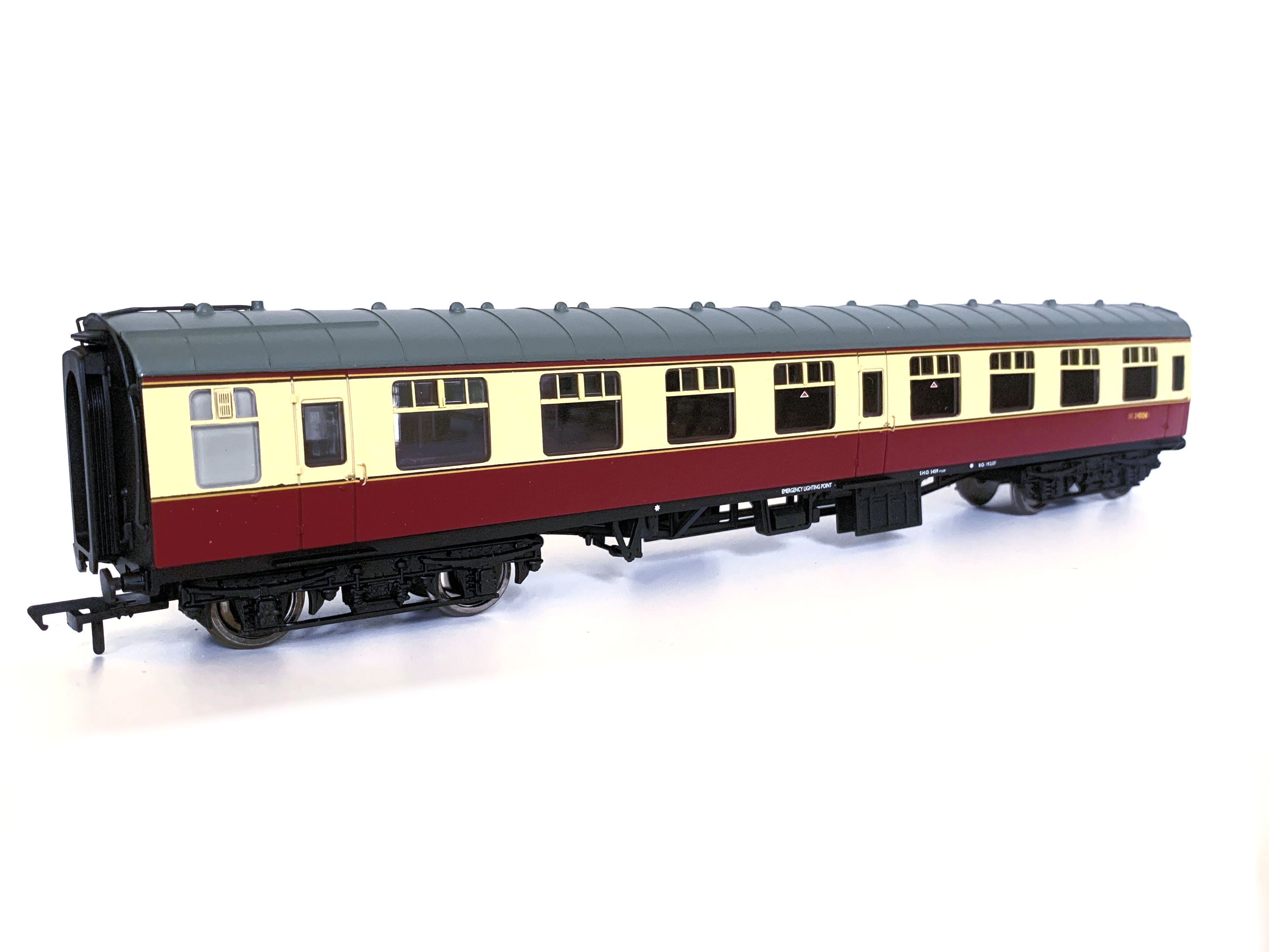 Bachmann 39-152A OO Gauge BR Mk1 coach in crimson and cream livery