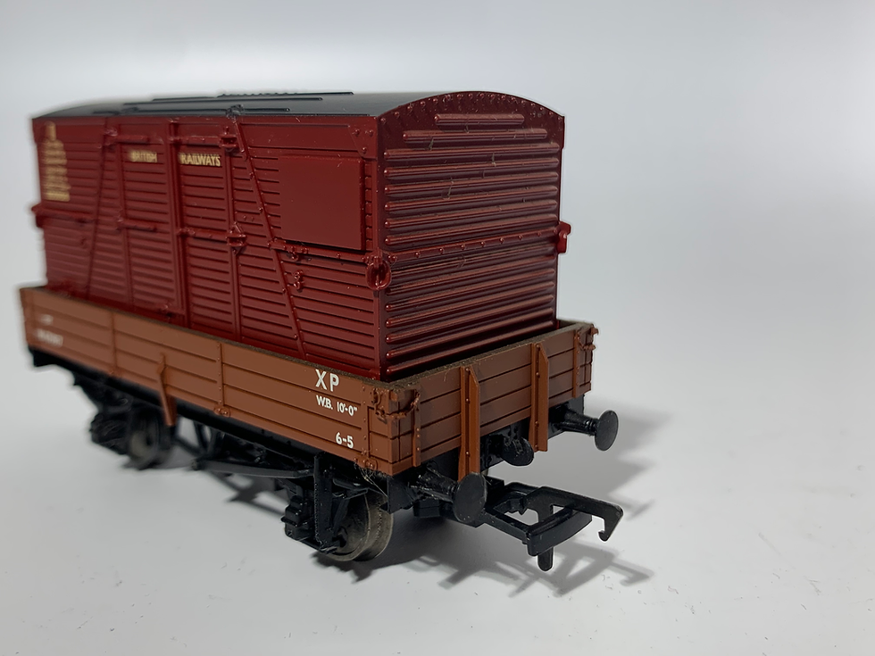 Thumbnail: Bachmann 37-930C Medfit 3 Plank Wagon with BD Containe in Crimson livery