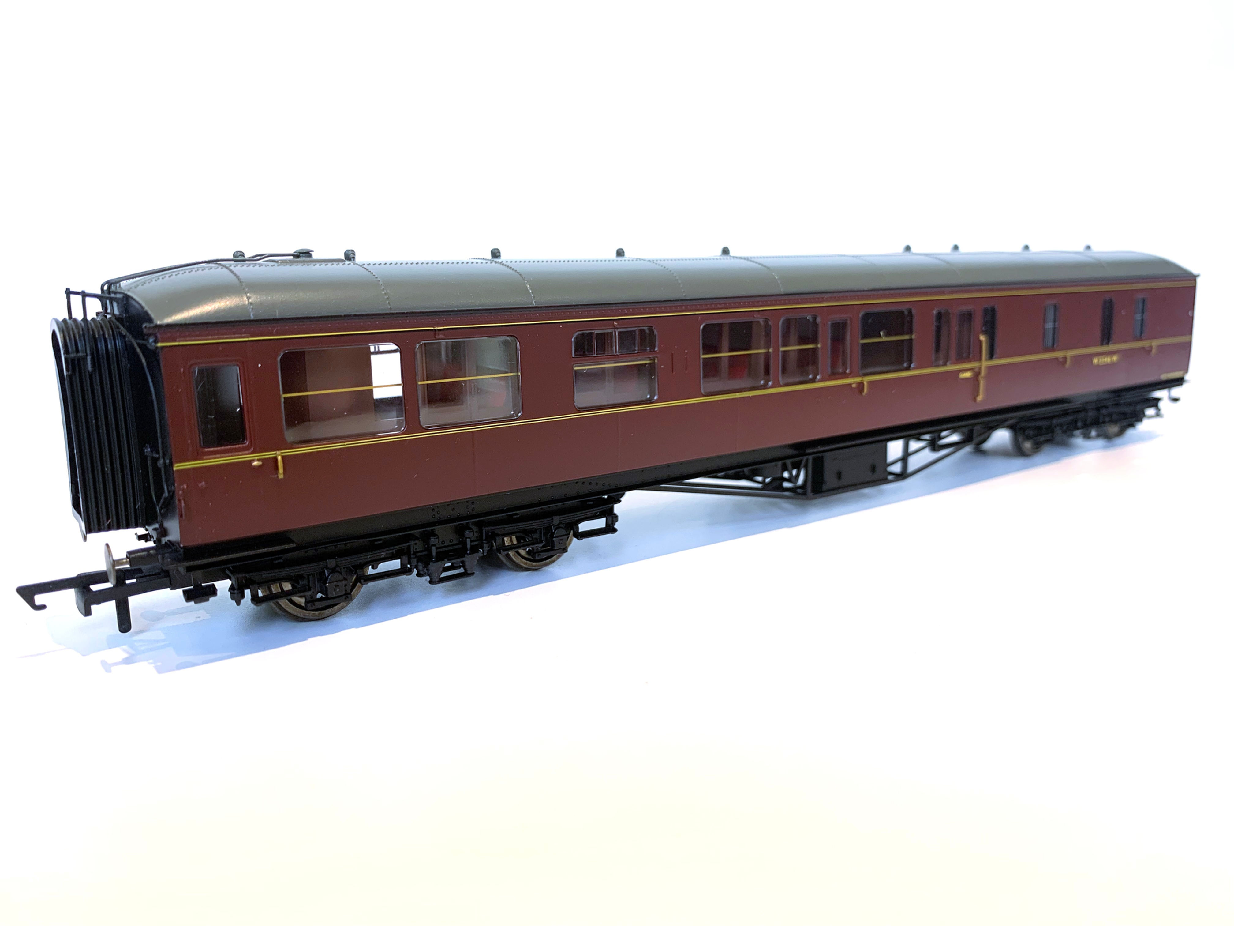 Hornby R4411 OO Gauge Hawksworth Coach