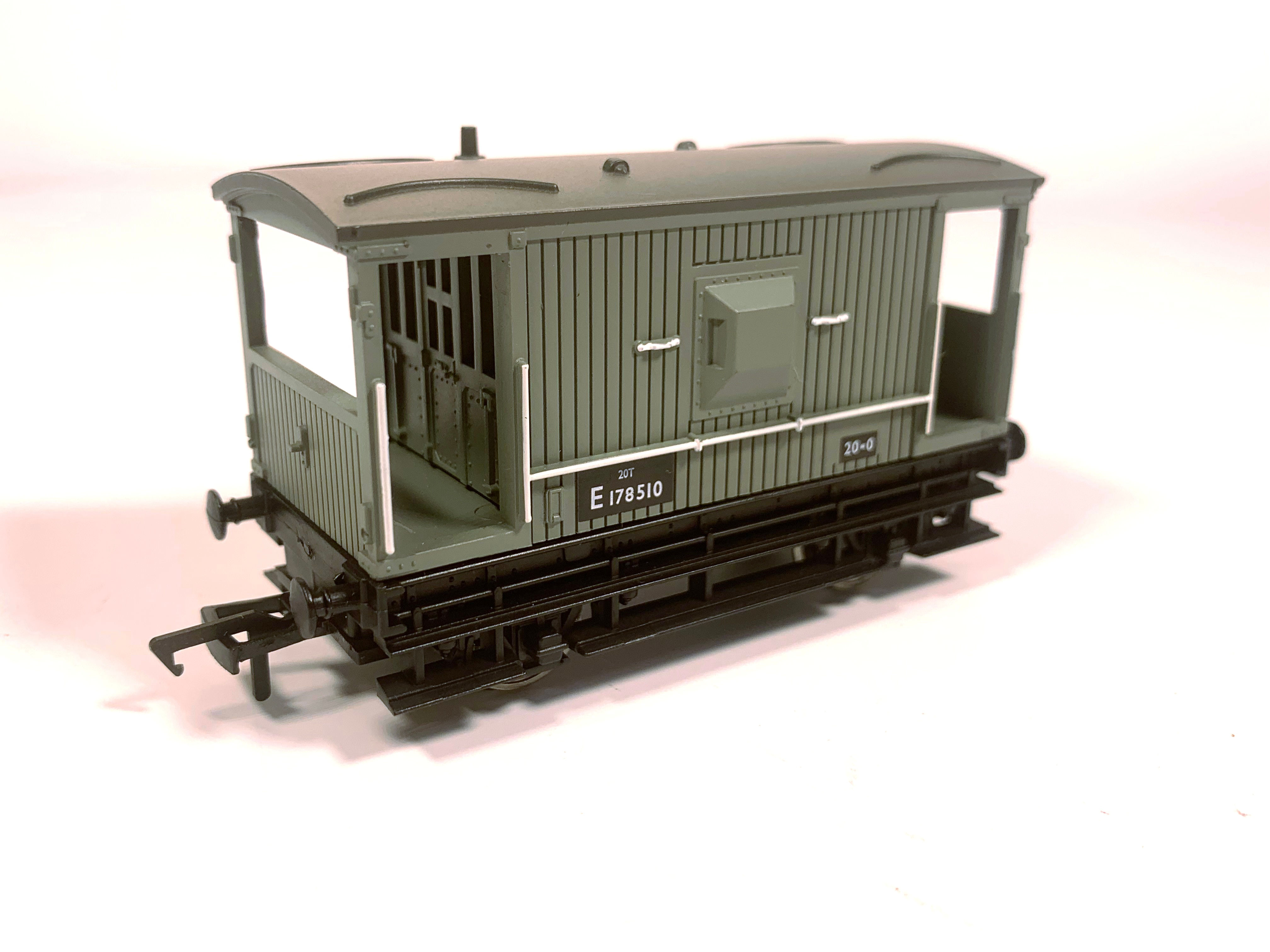 Bachmann 33-803 OO Gauge 20 Ton Brake Van BR Grey