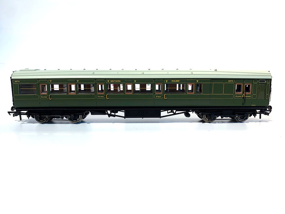 Hornby R4318B Maunsell Coach in Southern Railway green livery sold by Red Pen Railway Models