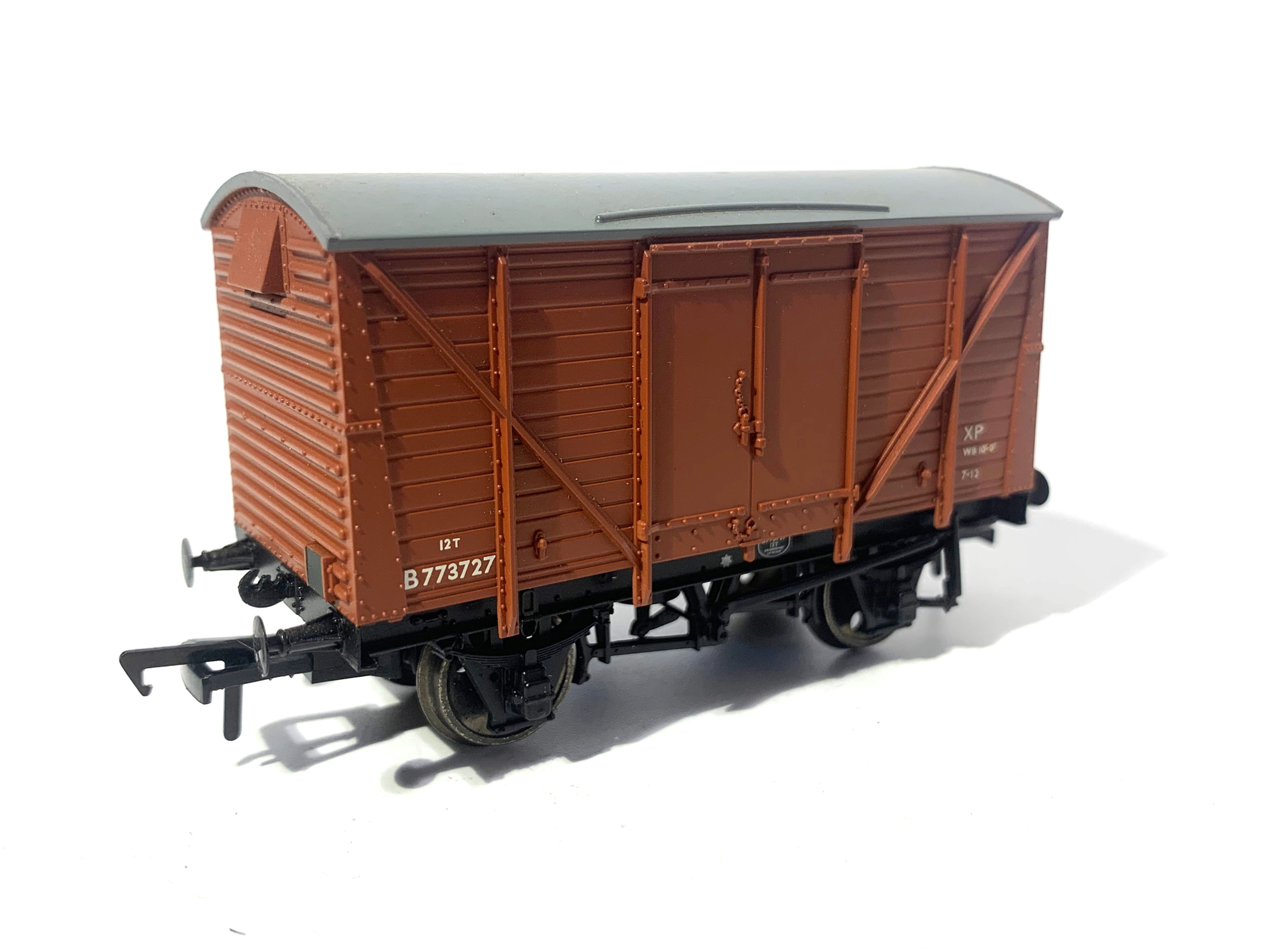 Bachmann 38-230 OO Gauge 12 Ton Planked Ventilated Van BR Bauxite